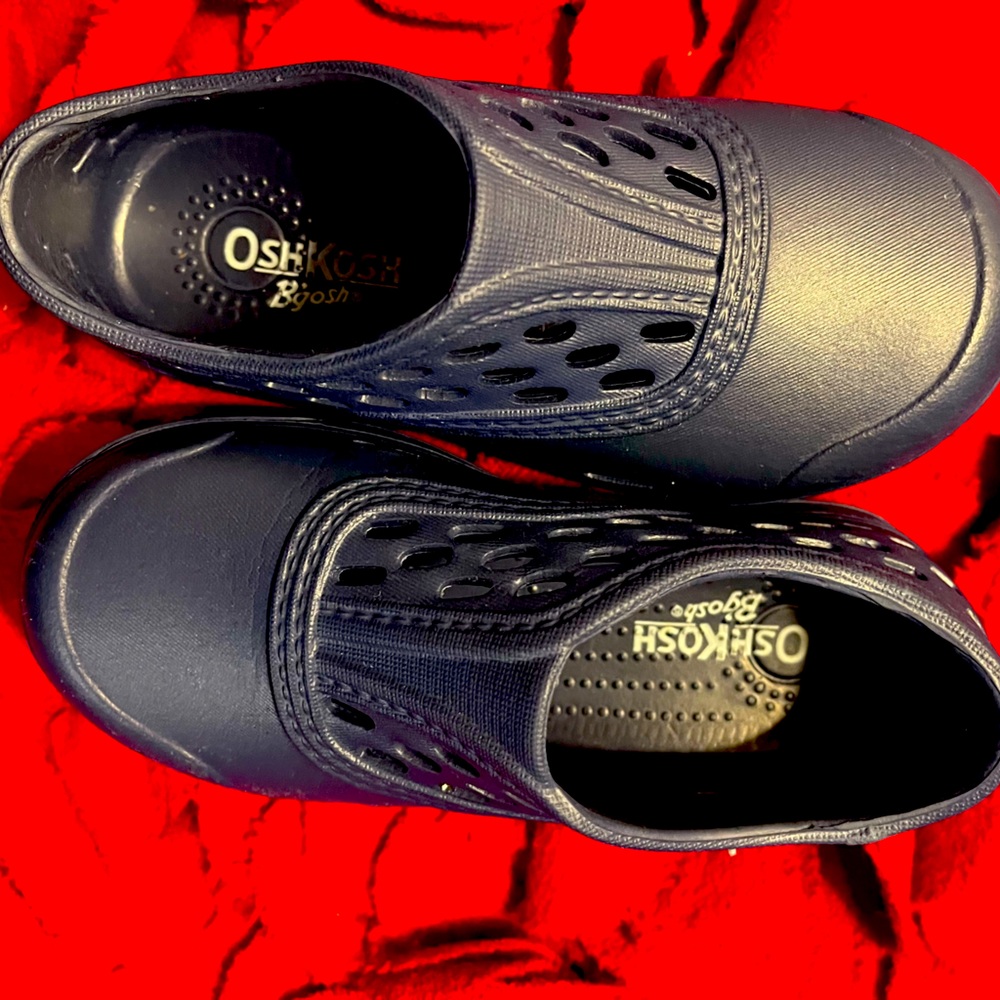 Navy osh-kosh “croc” material slip on sneakers. Size 8 toddler. Never been worn!